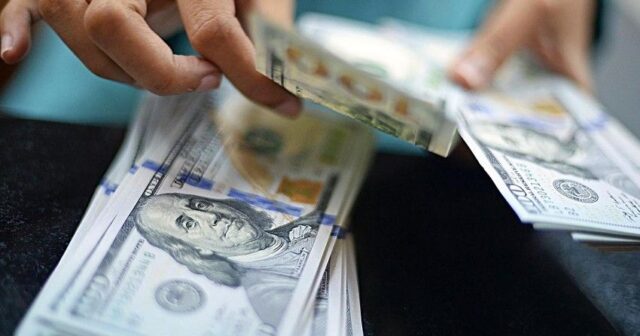 Banklar dolların alış qiymətini qaldırıb – İqtisadçı