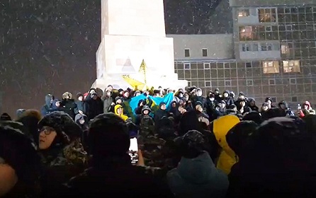 Qazaxıstanda fövqalədə vəziyyət elan edildi – Xalqla polis arasında qarşıdurma (VİDEO)