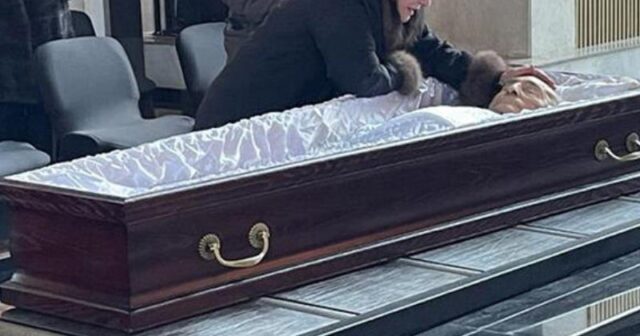Vəzirovun tabutu başında ağlayan qadın kim idi? (FOTO)