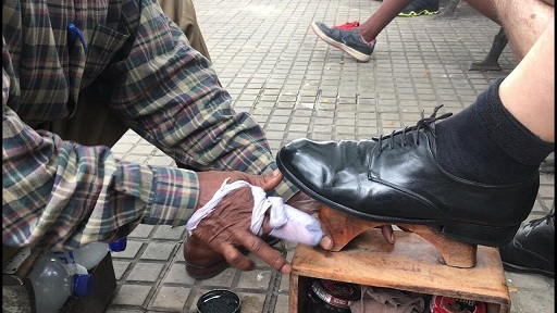Ayaqqabı silməklə başladı, indi 40 ölkəyə ayaqqabı satır – FOTO