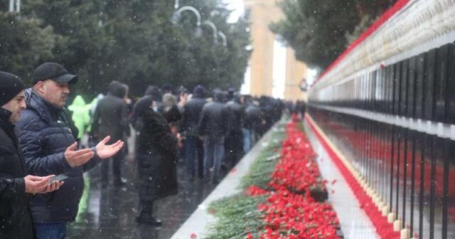 Azərbaycan xalqı 20 Yanvar şəhidlərini anır (FOTOREPORTAJ)