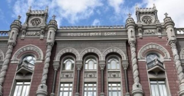 Ukrayna Milli Bank müharibə zamanı nağd pul çıxarılmasını məhdudlaşdırdı və…