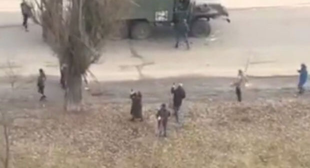 Ukrayna ordusu Rusiya texnikasını ələ keçirdi, hərbçi əsir götürüldü – VİDEO