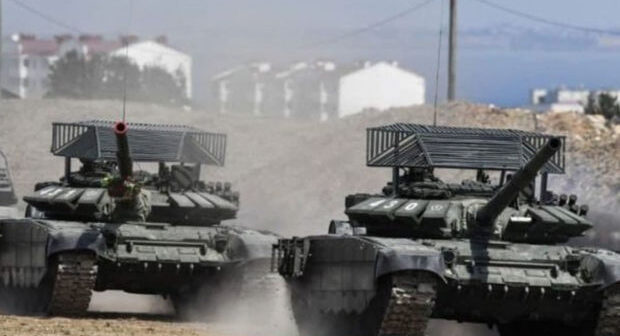 Ukrayna ordusu Rusiya tanklarının Kiyevə irəliləyişini dayandırmaq üçün körpünü partlatdı – FOTO