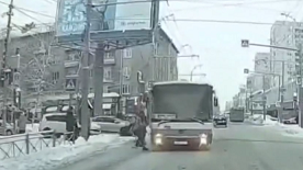 Avtobus qırmızıda keçib 15 yaşlı qızı belə vurdu – VİDEO