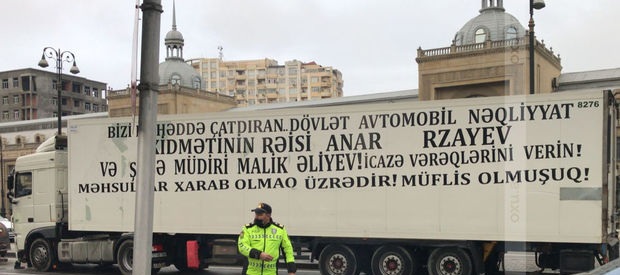 Bakıda aksiya: Etiraz etdikləri məmurların adını maşınlara yazdılar(FOTO/VİDEO)