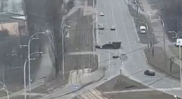 Kiyevdə Rusiya tankı içində insanlar olan avtomobili əzdi – VİDEO