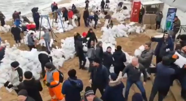 Odessada insanlar qum torbaları ilə müdafiə səddi qururlar – VİDEO