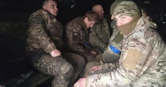 UKRAYNA HƏRBÇİLƏRİ RUS ORDUSUNUN 2 BÖLÜYÜNÜ MƏHV ETDİ – Əsgərlərlə dolu avtobus ələ keçirildi + FOTOLAR