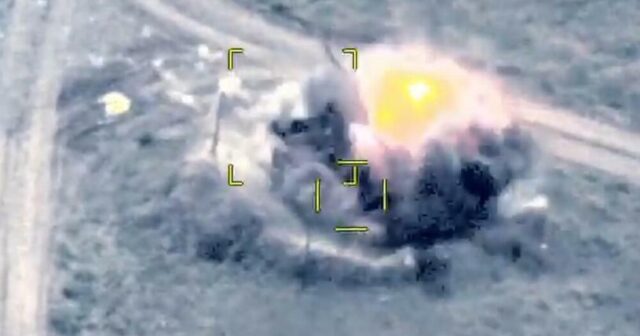 “Bayraktar” ağaclar arasında gizlənən rus texnikasını yerlə bir etdi – VİDEO