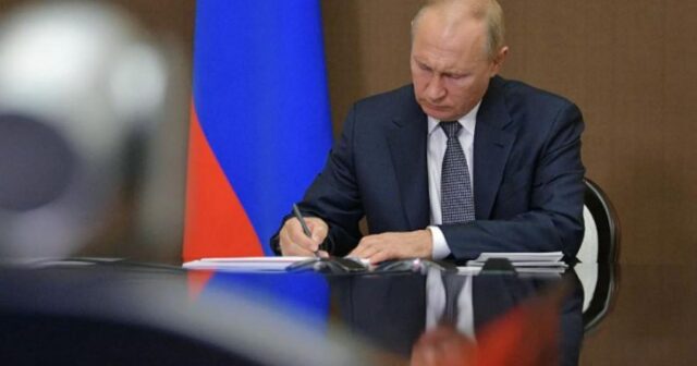 Putin Rusiya ordusunu nüfuzdan salan feyklərə görə cəzanı nəzərdə tutan qanunu imzalayıb