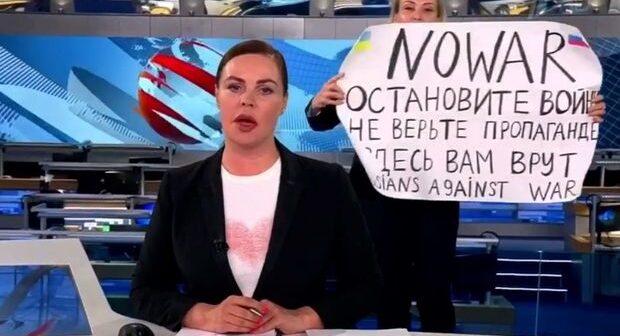 Rusiyanın “Birinci kanal”ının canlı efirində müharibəyə etiraz – FOTO/VİDEO