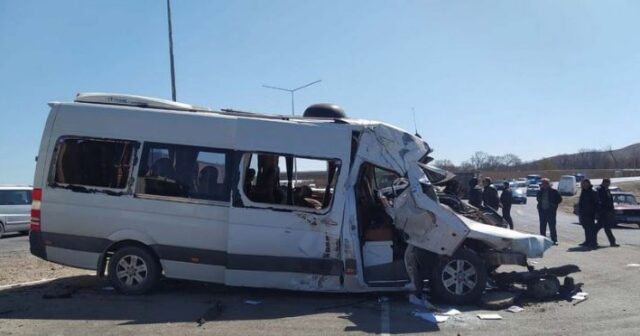 Azərbaycanda mikroavtobusla yük maşını toqquşdu – ölən və yaralananlar var