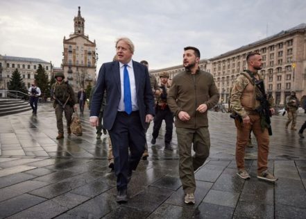 Boris Conson dağınıq saçlarından, Ukraynaya geyindiyi köhnə ayaqqabıdan DANIŞDI