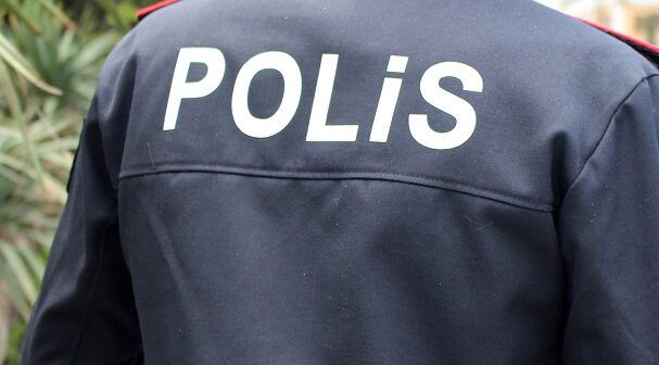 Bakıda polis arvadını restoranın qarşısında döydüyünə görə işdən çıxarıldı