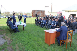 İcra başçısının vətəndaşlarla keçirdiyi qəbulda məmurlar mürgülədi – FOTO