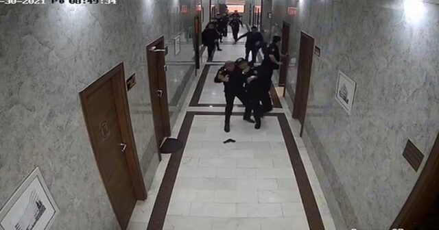 Polis şöbədə arvadını öldürdükdən sonra belə saxlanıldı (Anbaan video)