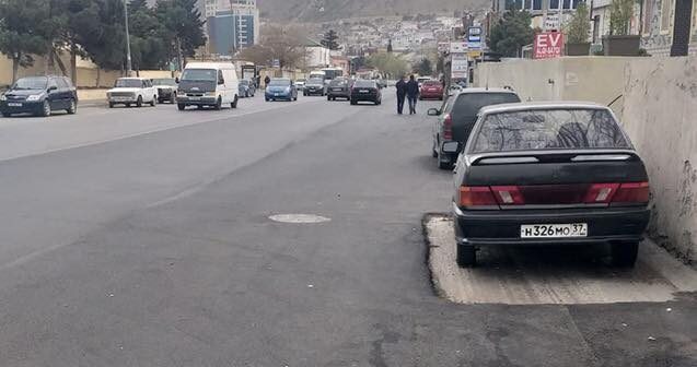 Bakıda maşını götürmədən yolu asfaltladılar: Sahibini tapa bilmədik – FOTO
