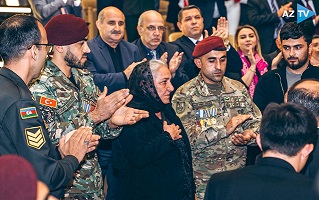 Polad Həşimovun anası ayaqüstə alqışlandı – VİDEO