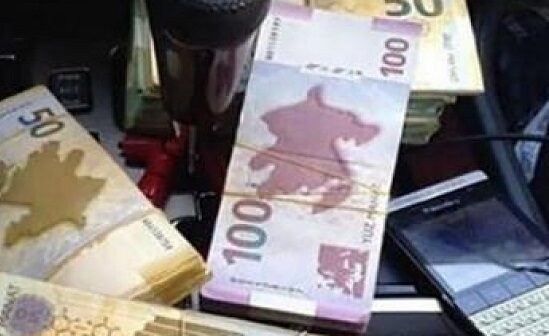Avtomobilin pəncərəsindən küçələrə saxta əsginaslar səpən şəxs tutulub