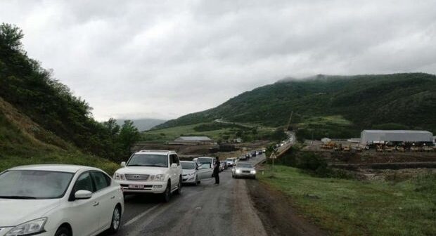Ağsu aşırımında baş vermiş qəza yeddi kilometr uzunluğunda tıxac yaratdı – FOTO