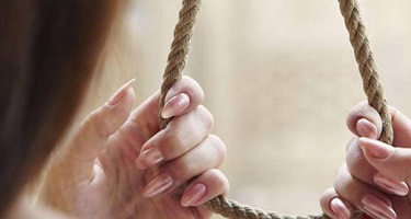 Kürdəmirdə nişanlı qız oğlan evini yola salıb özünü asdı