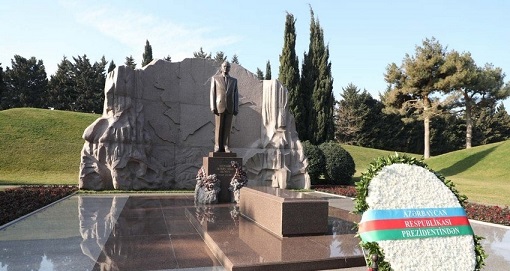 Prezident İlham Əliyev Heydər Əliyevin məzarını ziyarət etdi