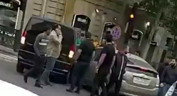 Bakının mərkəzində “Prius” səfirliyin maşını ilə toqquşdu – VİDEO