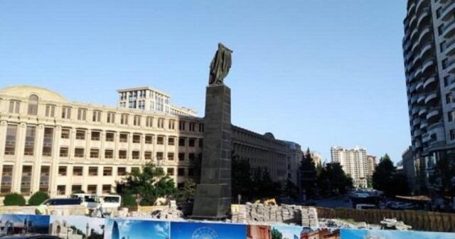Bakıda “Azad qadın” heykəli sökülür? – RƏSMİ