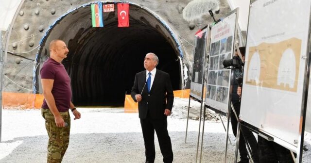 Prezident Toğanalı-Kəlbəcər avtomobil yolunda inşa edilən iki tunelin tikintisi ilə tanış olub