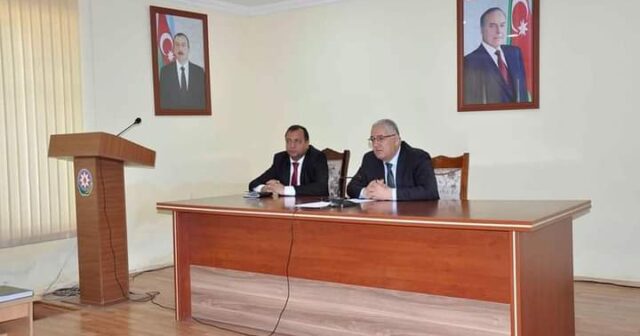 AĞDAMIN BAŞÇISI SAHİL BABAYEVƏ ŞÜKÜR ETDİRİR: QAZİLƏRİ HÜZURUNDA AYAQ ÜSTƏ SAXLADIB, ÖZÜ İSƏ … – FOTOLAR