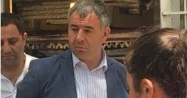 Məmur jurnalistə rüşvət təklif etdi, sonra telefonunu götürüb qaçdı