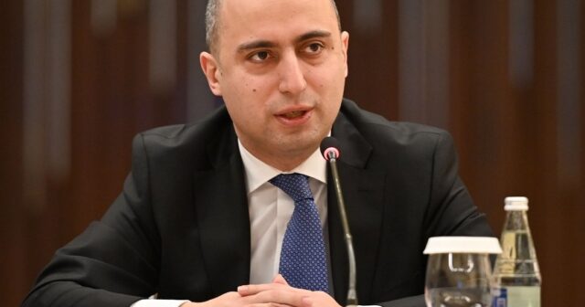 Nazirin olduğu məktəbdə biabırçı səhv – Foto