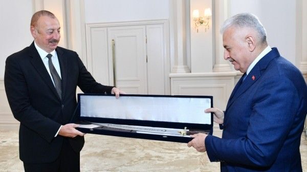 Binəli Yıldırım İlham Əliyevə qılınc hədiyyə etdi – FOTO