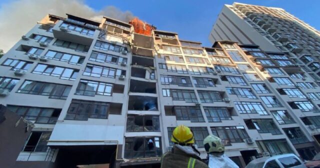 Kiyevə raket hücumu olub: insanlar dağıntılar altında qalıb