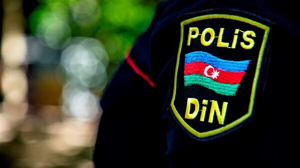 Bakıda intiharın qarşısını alan polis yaralandı