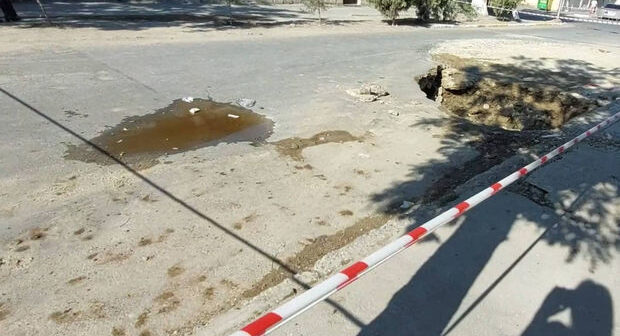 Sumqayıtda ötən ay təmir olunmuş yol yenə çökdü – FOTO