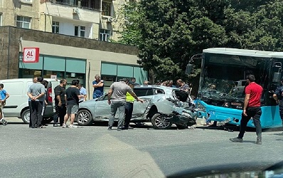 Bakıda avtobus ağır qəza törətdi, yaralılar var – ANBAAN VİDEO