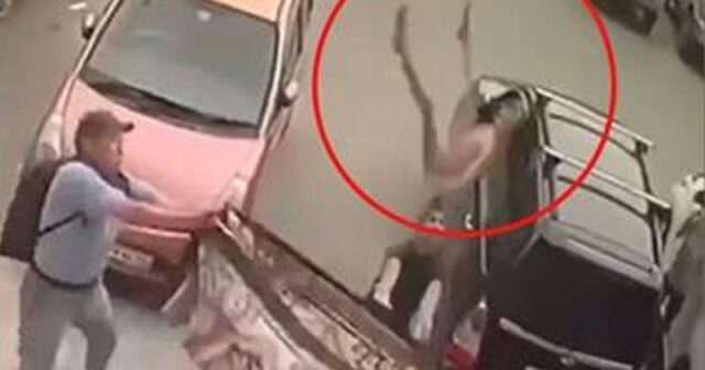 12-ci mərtəbədən yıxılan uşağı havada tutan kişinin qolları sındı – VİDEO