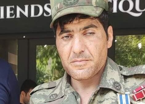 QAZİNİN EVƏ GETMƏK ÜÇÜN PULU OLMADI, KÜÇƏDƏ YARDIM İSTƏDİ – FOTO
