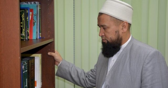 “Qadınlar açıq-saçıq gəzməsəydi, ət bahalaşmazdı” – Qırğız mollasının sözləri aranı qatdı