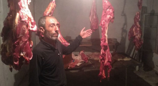 At əti satan şəxs ƏLƏ KEÇDİ: 110 kiloqram yararsız məhsul müsadirə edildi – VİDEO