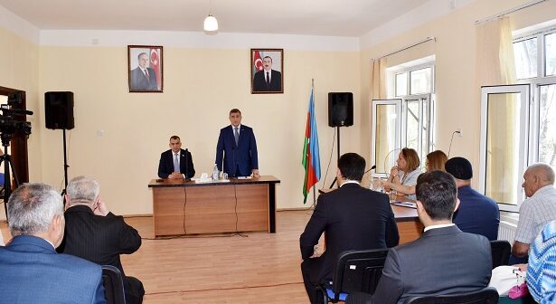 Şirvan Şəhər İcra Hakimiyyətinin başçısı Bayramlı qəsəbə sakinləri ilə görüş keçirib