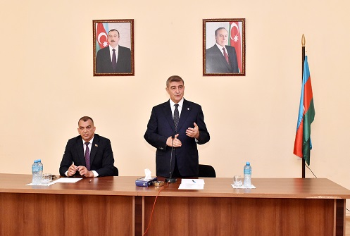 Şirvan Şəhər İcra Hakimiyyətinin başçısı İlqar Abbasov Hacıqəhrəmanlı qəsəbəsində sakinlər ilə səyyar qəbul-görüş keçirib