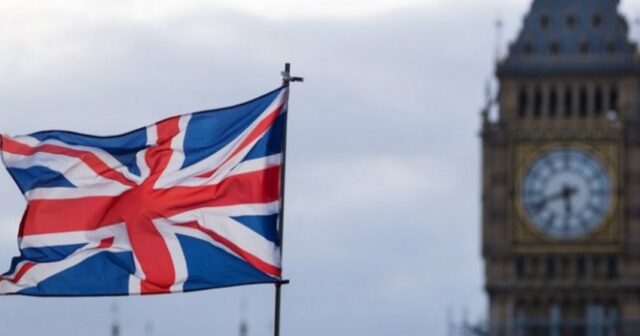 Britaniyada 50 məmur istefa verib