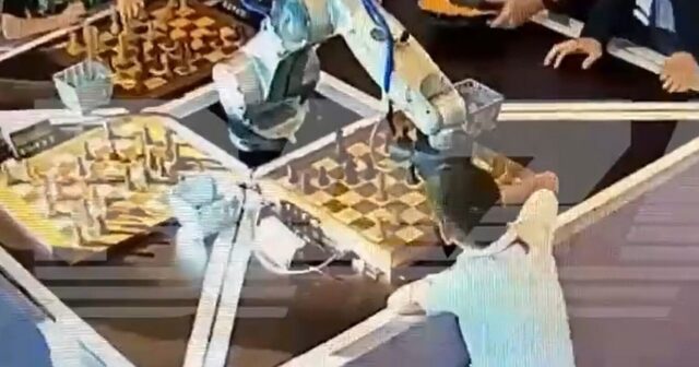 Robot azyaşlı şahmatçının barmağını sındırıb – VİDEO