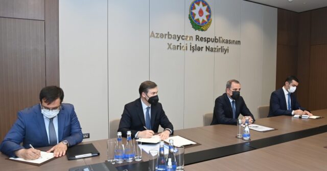Azərbaycanda maska rejimi geri qayıdır? – Nazir xarici qonağı maskada qəbul etdi – FOTO