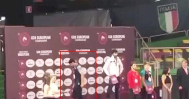 Ermənistan himninə görə kürsünü tərk edən güləşçimizin medalı alındı – Video