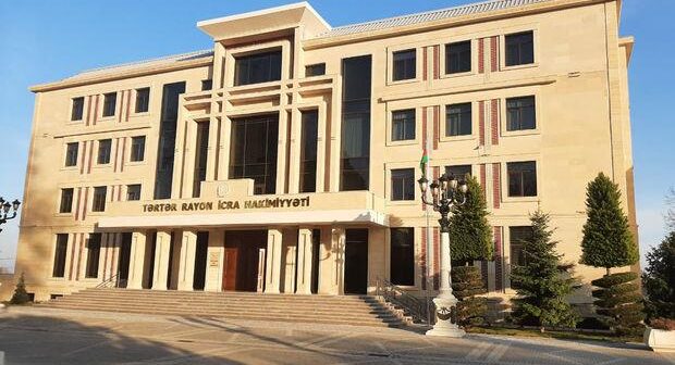 Vətəndaş Tərtər icra hakimiyyətinin qarşısında özünü yandırmağa cəhd etdi
