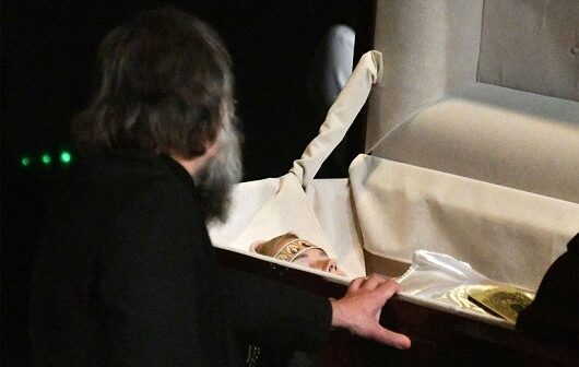 Duqinanın tabutdakı görüntüsü mübahisələrə səbəb oldu: Yanıq izi yoxdur – FOTO